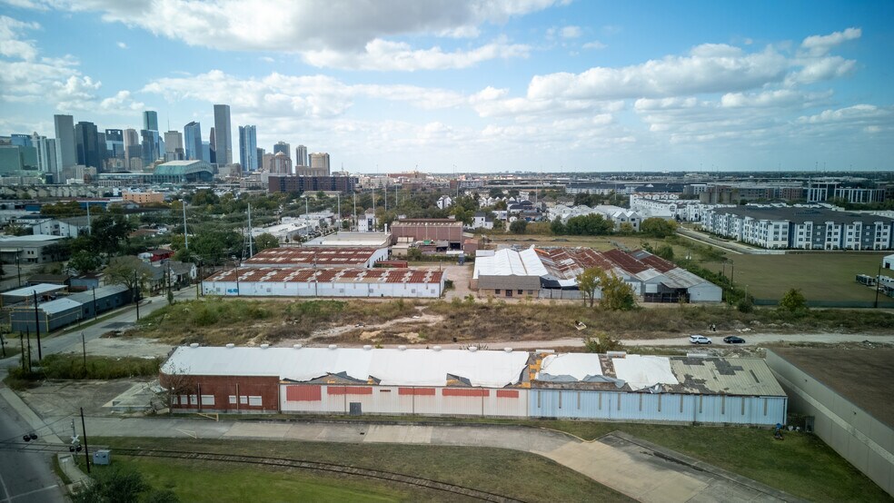 More Photos Of 3229 Navigation Blvd, Houston Warehouse For Sale