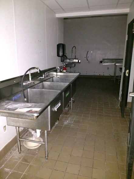 More Photos Of 2055 S Linden Rd, Flint Restaurant For Sale