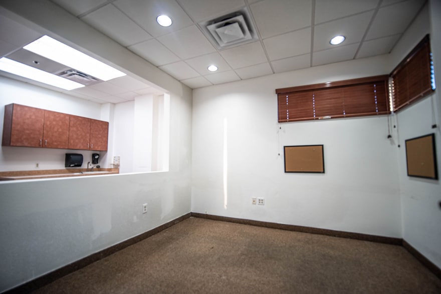 More Photos Of 10240 W Indian School Rd, Phoenix Medical For Lease