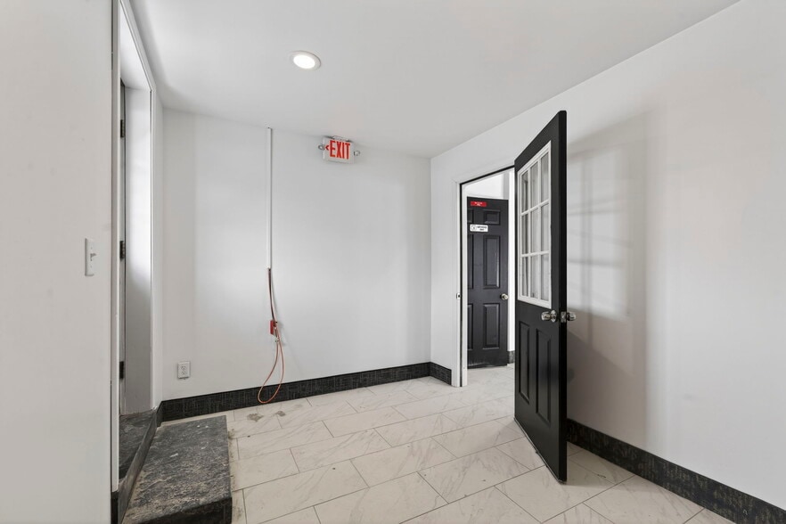 More Photos Of 890 Lafayette Rd, Seabrook Freestanding For Lease