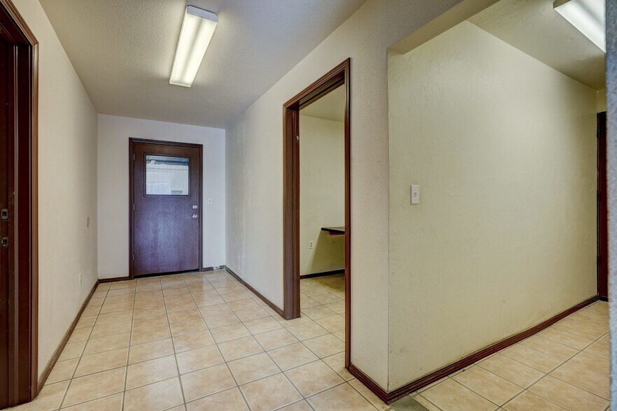 More Photos Of 401 S Eagle Ln, Oklahoma City Manufacturing For Lease