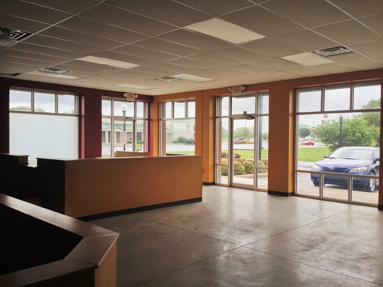 More Photos Of 12175 N Executive Dr, Edinburgh Bank For Lease