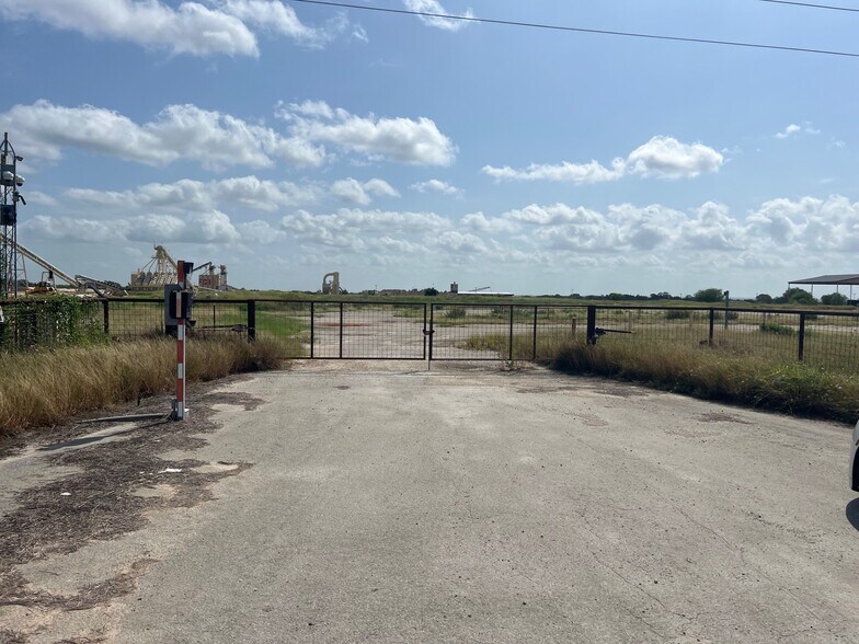 More Photos Of 94600 I-37, Pleasanton Warehouse For Lease