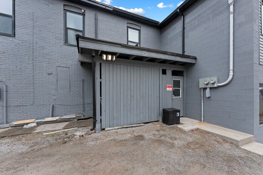 More Photos Of 5848 Ferry St, Niagara Falls General Retail For Sale
