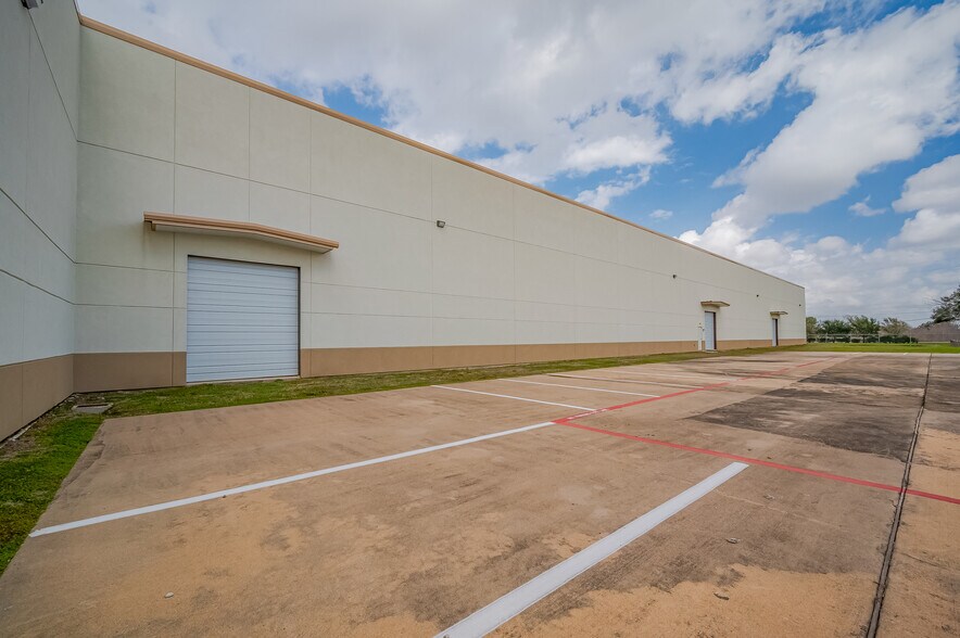 More Photos Of 12708 Jebbia Ln, Stafford Warehouse For Lease