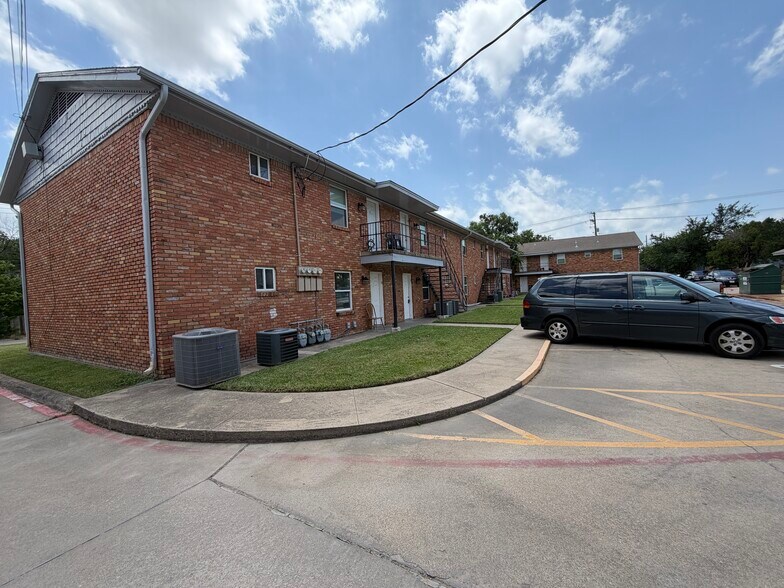 More Photos Of 2266 W Oak St, Denton Apartments For Sale