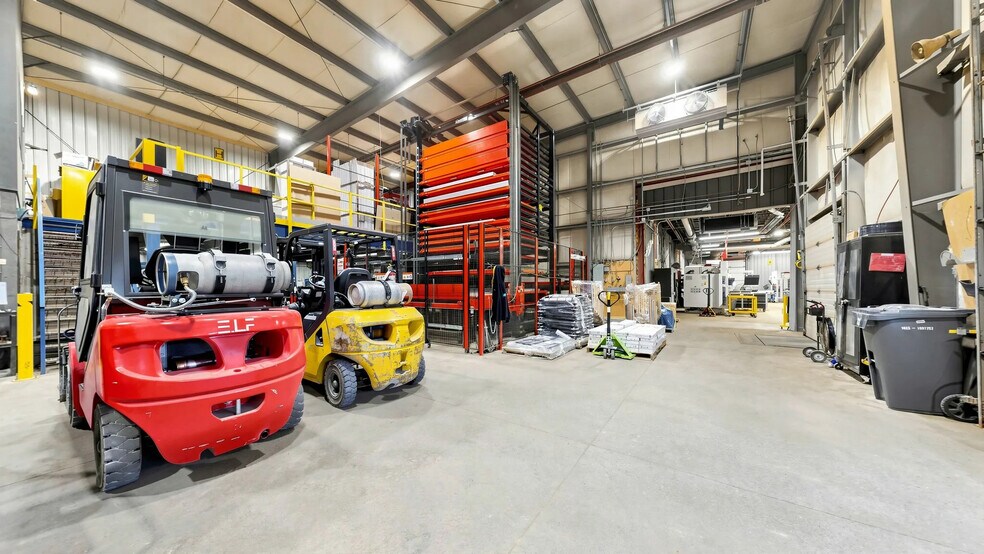 More Photos Of 124 Main St, Woodstock Manufacturing For Sale
