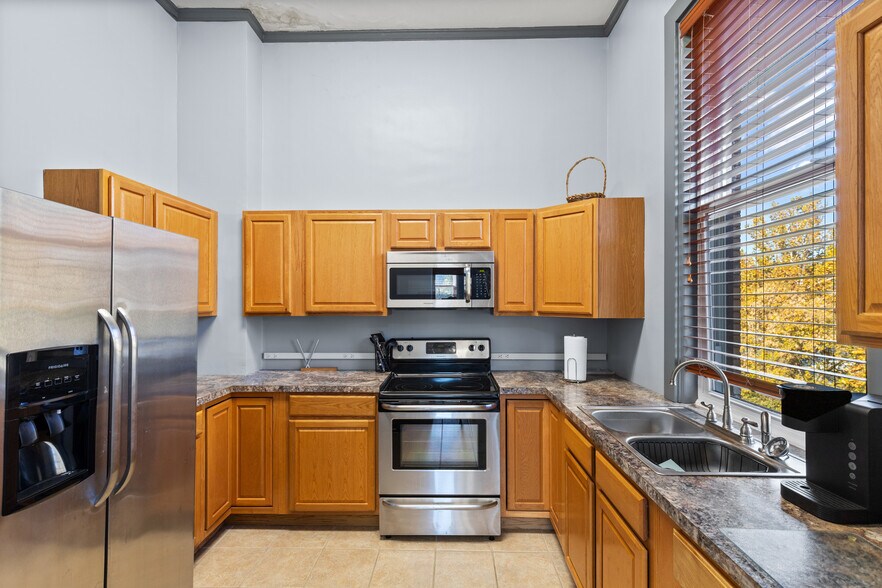 More Photos Of 2200 Union St, Bellaire Warehouse For Sale
