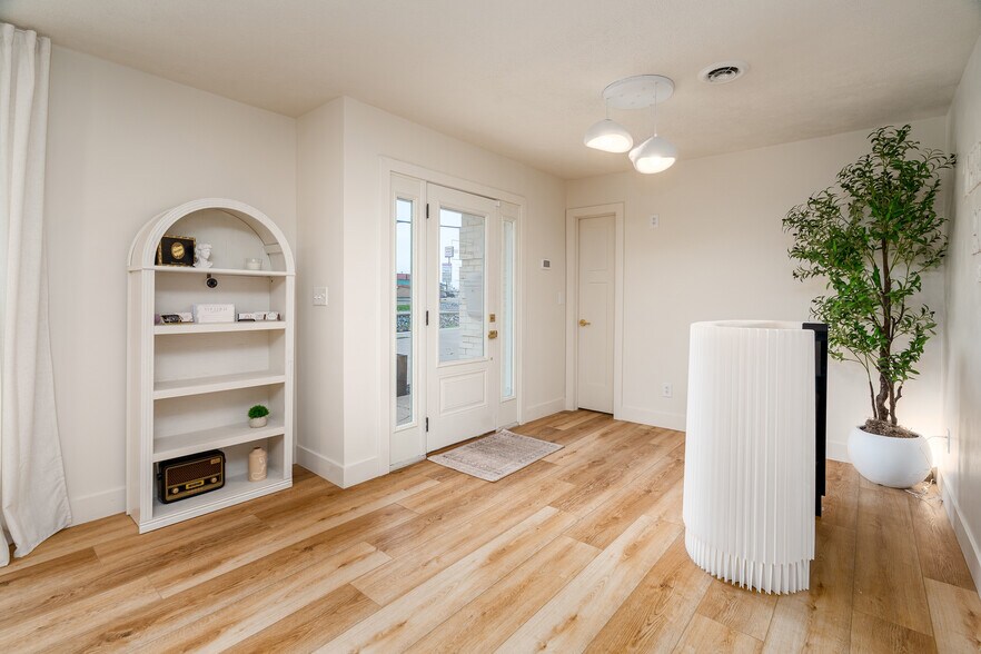 More Photos Of 709 N Carbon St, Marion Flex For Sale