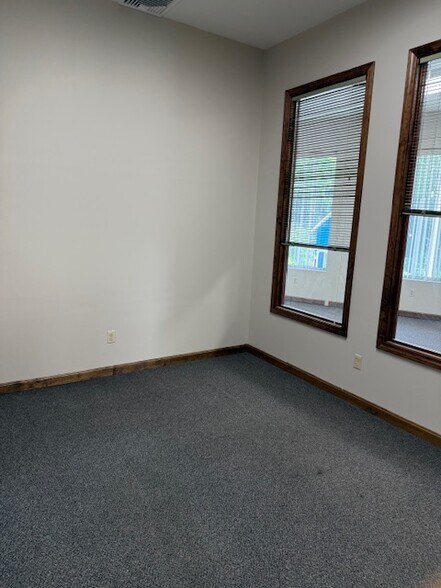 More Photos Of 21 Mohawk Trl, Greenfield Unknown For Lease