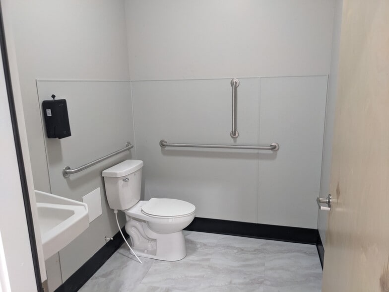 More Photos Of 35 W Owyhee Ave, Homedale Warehouse For Lease