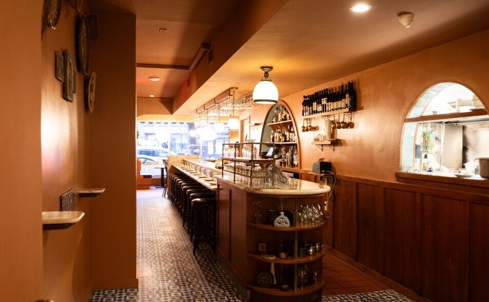 More Photos Of 464 6th Ave, New York Storefront Retail Residential For Lease