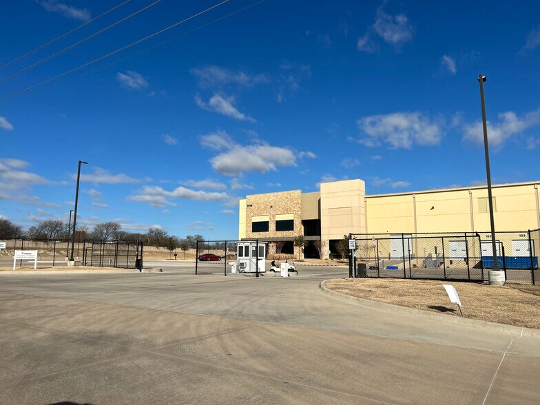 More Photos Of 2119 N I-35 E, DeSoto Distribution For Lease