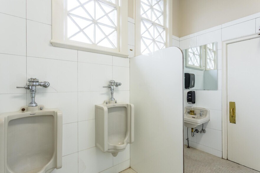 More Photos Of 12 Middlebrook Ave, Staunton Restaurant For Lease