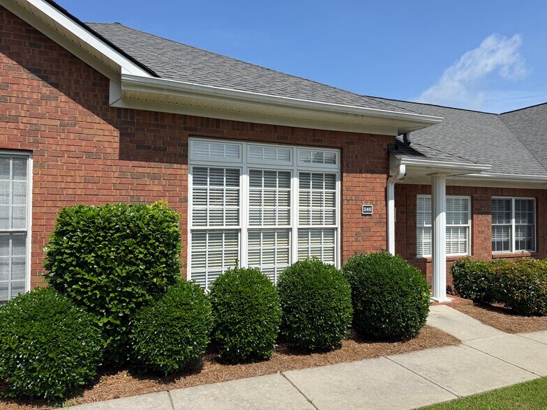 More Photos Of 4595 Towne Lake Pky, Woodstock Medical For Lease
