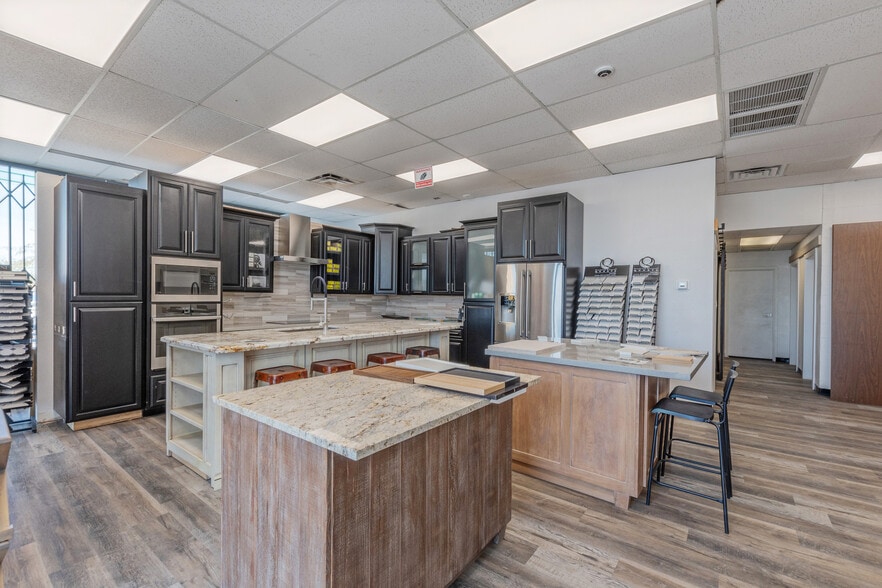 More Photos Of 5001 S Central Ave, Phoenix Auto Repair For Sale