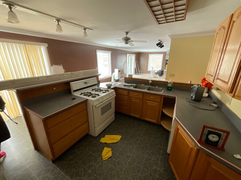 More Photos Of 107 W Delaware, Decatur Freestanding For Sale