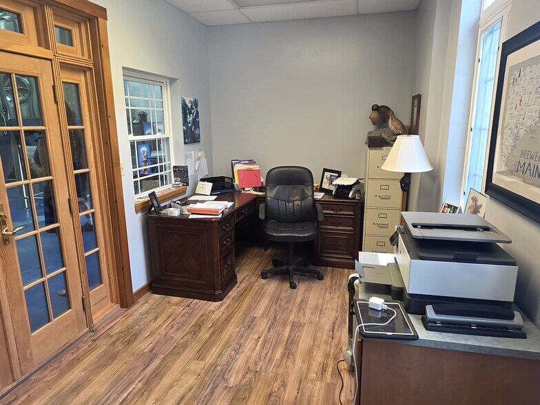 More Photos Of 5 Payne Ave, Rockland Flex For Sale