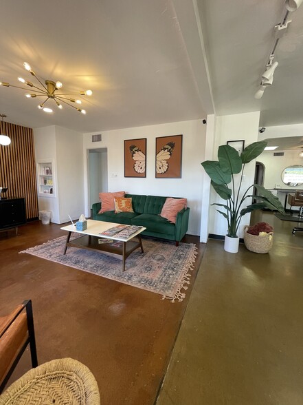 More Photos Of 2546 E Indian School Rd, Phoenix Storefront Retail Office For Lease