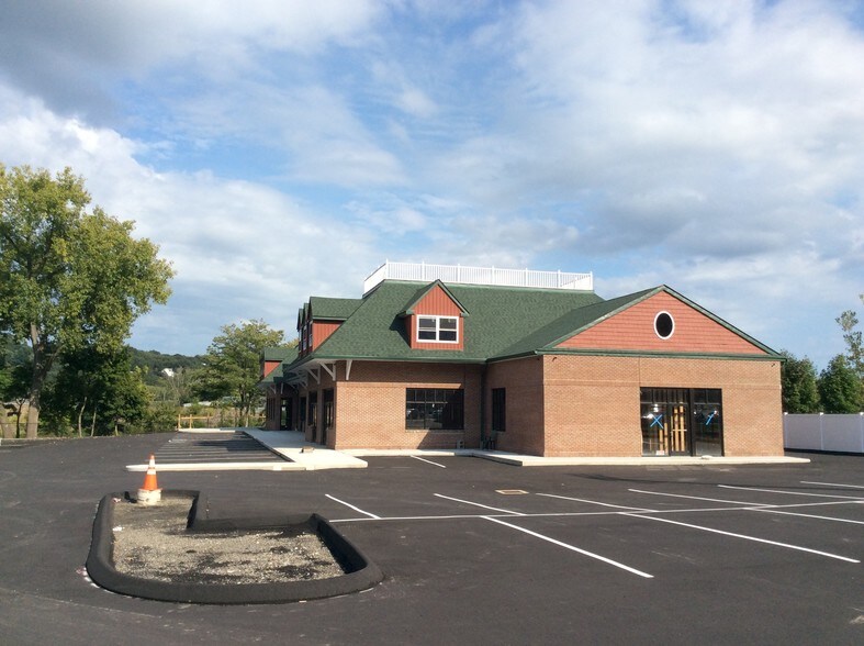 More Photos Of 131 Canal St, Shelton Restaurant For Lease