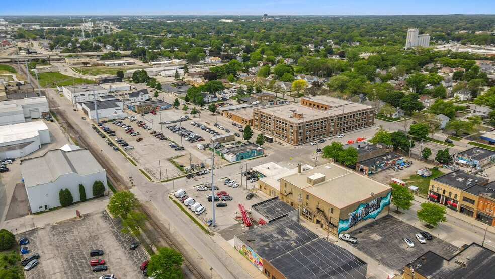 More Photos Of 201 S Broadway, Green Bay Restaurant For Sale