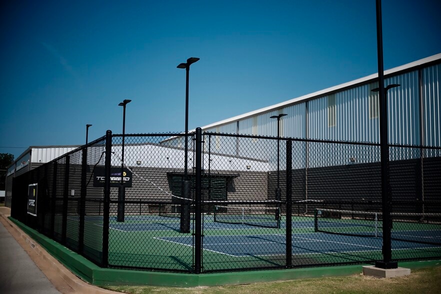 More Photos Of 2795 E 91st St, Tulsa Sports And Entertainment For Sale