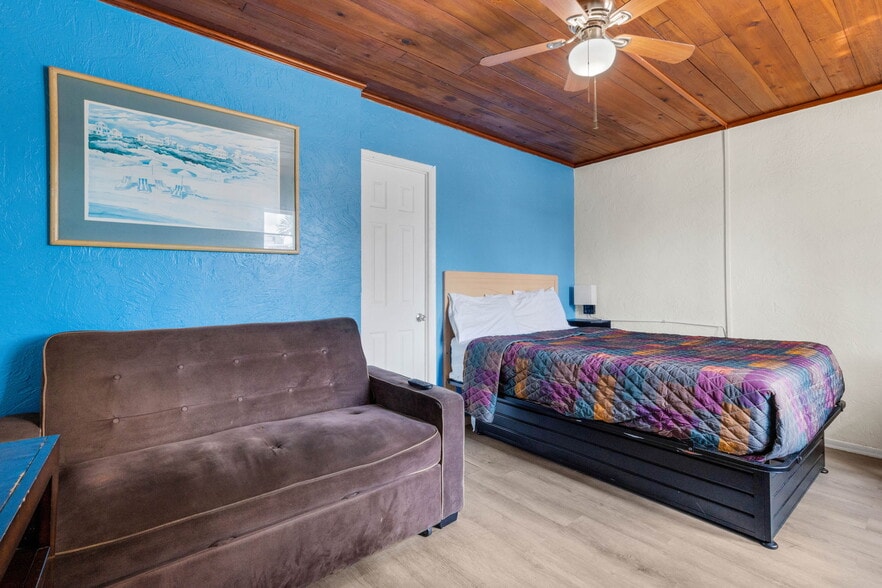 More Photos Of 340 Tamiami Trl S, Venice Hotel For Sale