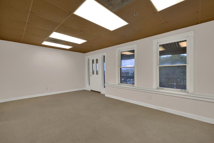 More Photos Of 139 E Hopkins St, San Marcos Bar For Sale