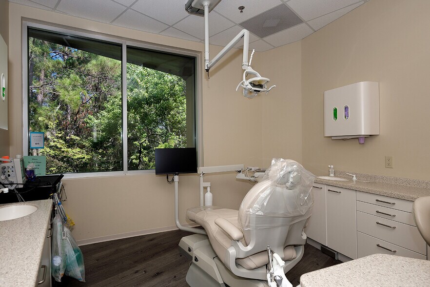 More Photos Of 114 Vision Park Blvd, Shenandoah Office For Sale