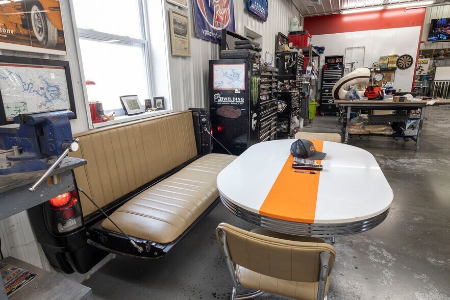 More Photos Of 959 Highway 24, Moberly General Retail For Sale