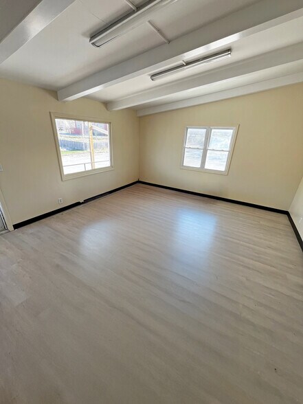 More Photos Of 2341 S Woodland Ave, Independence Warehouse For Sale