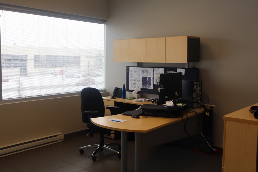 More Photos Of 1620-1630 Boul Dagenais O, Laval Distribution For Lease