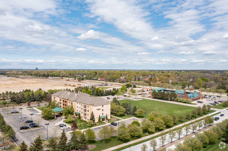 More Photos Of 3555 Centerpoint Pky, Pontiac Hotel For Sale