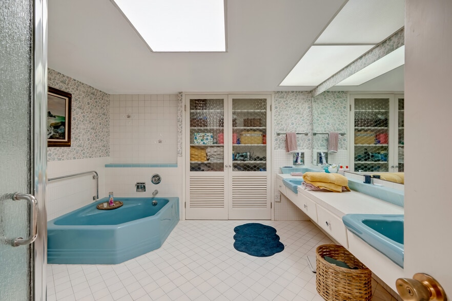 More Photos Of 2510-2512 Colby Ave, Everett Storefront Retail Office For Sale