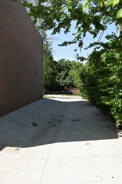 More Photos Of 405 E Vine St, Oxford Sorority Fraternity House For Sale