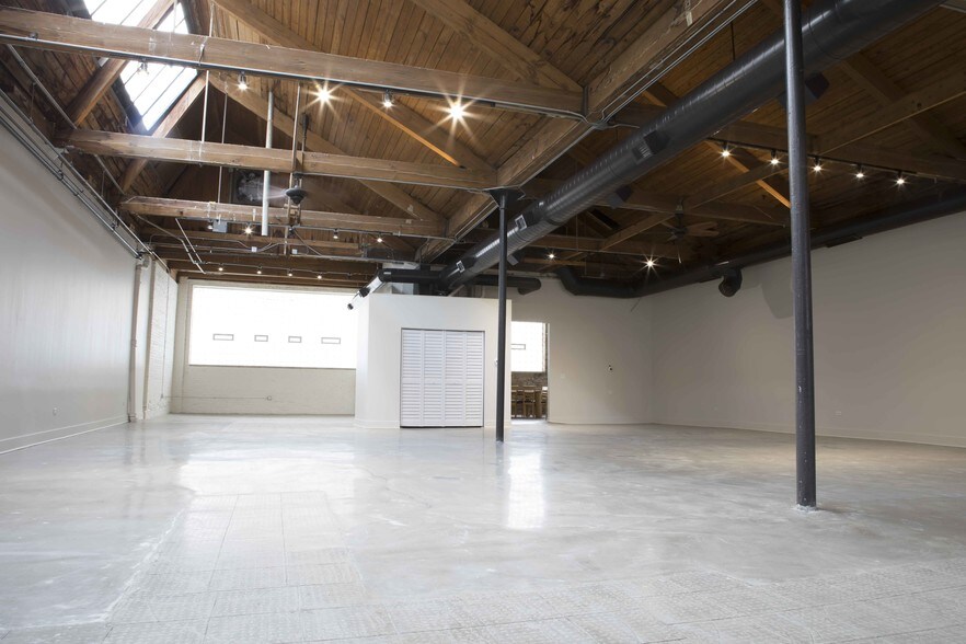 More Photos Of 309-319 N Justine St, Chicago Showroom For Lease