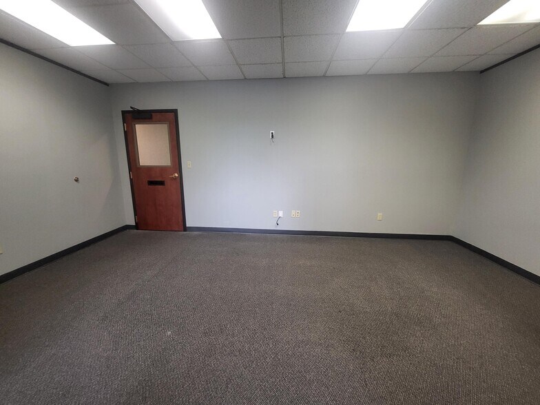 More Photos Of 8465 Keystone Crossing, Indianapolis Office Residential For Lease