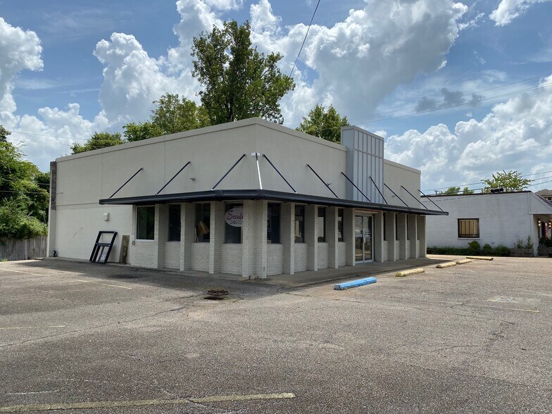 More Photos Of 920 S Gloster St, Tupelo Restaurant For Lease