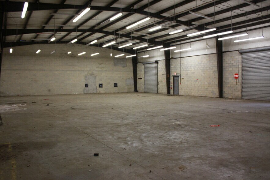 More Photos Of 1231 W Gore St, Orlando Industrial For Lease