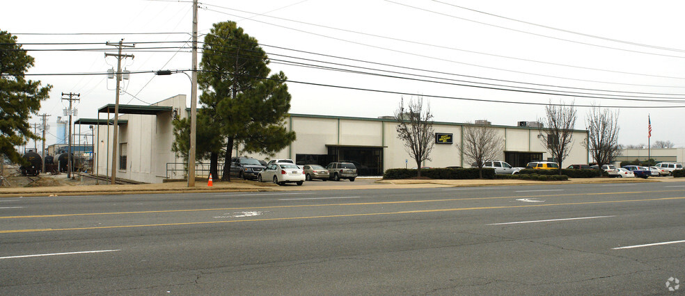 Primary Photo Of 3926-3930 E Raines Rd, Memphis Warehouse For Lease