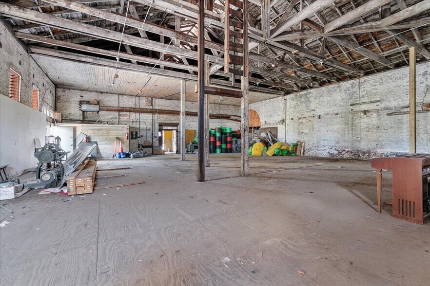More Photos Of 710 SE 2nd St, Gainesville Warehouse For Lease