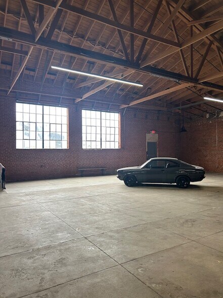 More Photos Of 615 S Anderson St, Los Angeles Manufacturing For Lease