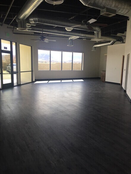 More Photos Of 654 Rancho Vista Blvd, Palmdale Manufacturing For Lease