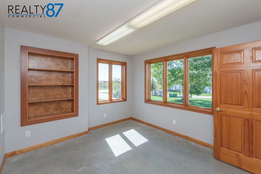 More Photos Of 6325 7th Street Ct SW, Cedar Rapids Warehouse For Lease