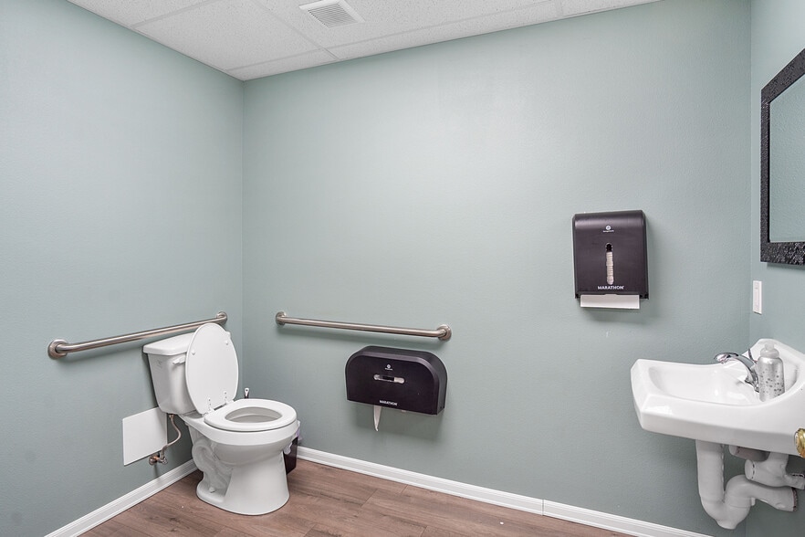 More Photos Of 6724 Paluxy Dr, Tyler Office For Lease