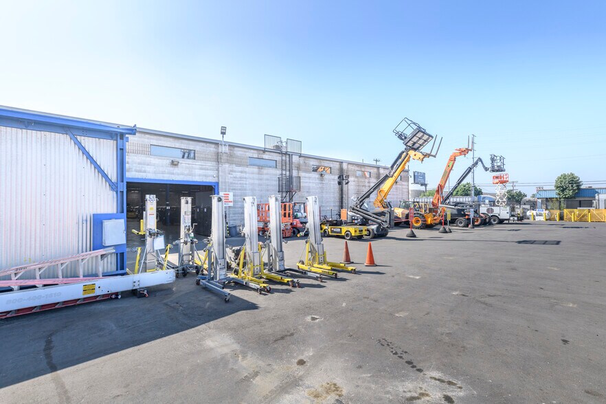 More Photos Of 10232-10234 Glenoaks Blvd, Pacoima Warehouse For Sale