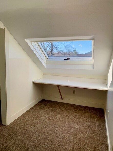 More Photos Of 162 Main St, Yarmouth Office For Lease