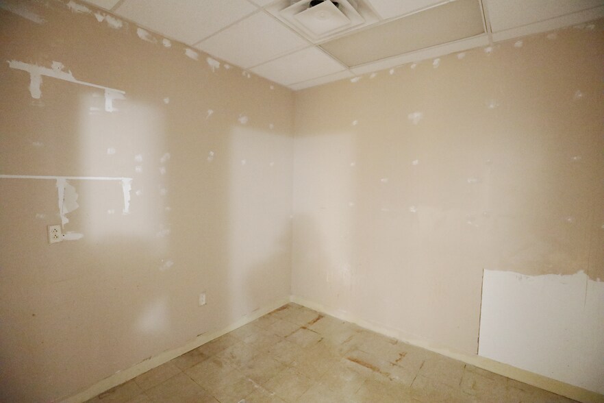 More Photos Of 6281 Som Center Rd, Solon General Retail For Lease