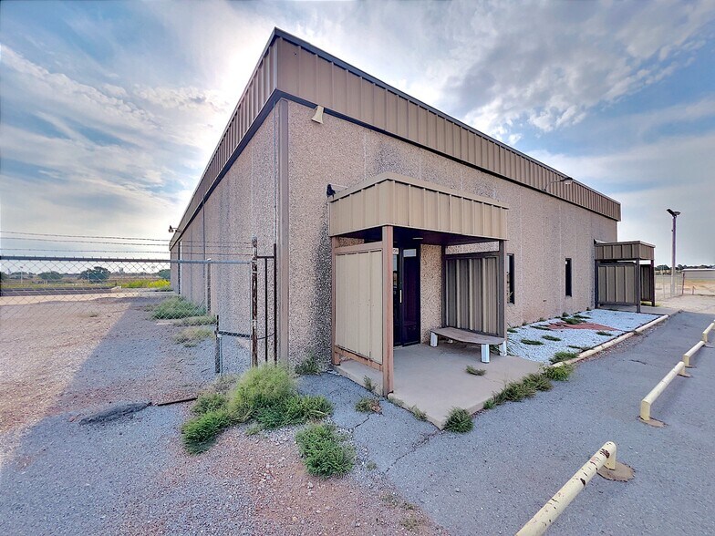 More Photos Of 1717 S 28th St, Clinton Distribution For Lease