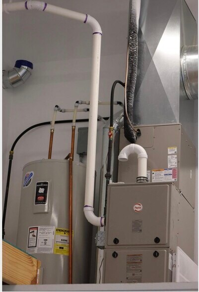 More Photos Of 815 Verhoeks St, Grand Haven Showroom For Sale